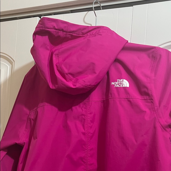 The North Face women’s Fuchsia Raincoat - Picture 13 of 15